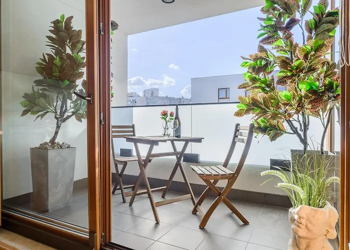 Apartment Lumina With A Large Balcony Near Presidential Palace And River