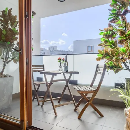 Apartment Lumina With A Large Balcony Near Presidential Palace And River