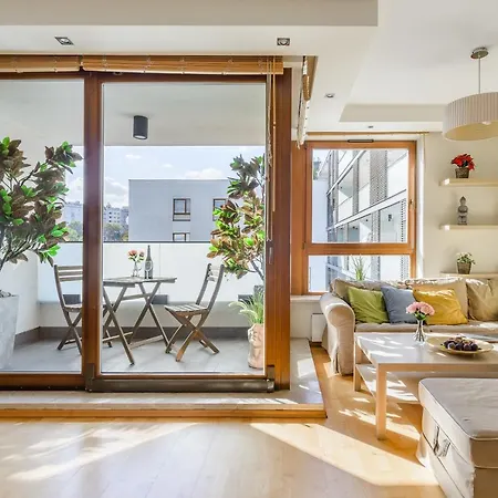 Apartment Lumina With A Large Balcony Near Presidential Palace And River